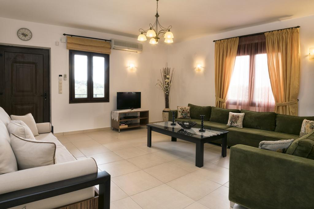 Villa Laga With Pool, 300M To Taverns, Childrens Area, Bbq! Kirianna Exterior photo