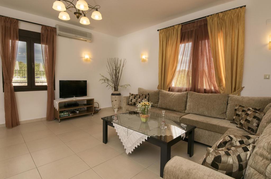 Villa Laga With Pool, 300M To Taverns, Childrens Area, Bbq! Kirianna Exterior photo